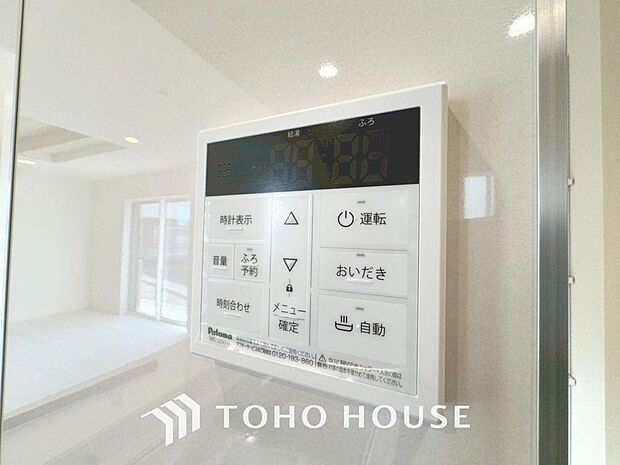 お風呂場と台所に操作リモコンがあり、キッチン近くにある給湯リモコンは、お料理の最中でもリビングで寛いでいるなかでもボタン一つで簡単に沸かせて便利ですね。
