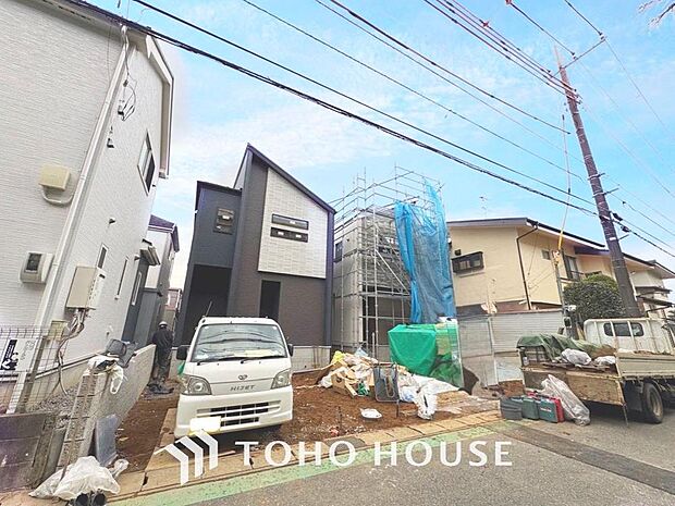 「2台駐車可能なカースペース。」駐車場付きの一戸建てですので、マンションと違い目の前に愛車を置いておくことができます。