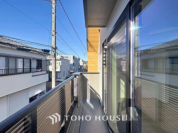 「開放感感じるバルコニー」頬をなでる優しい風を感じることが出来るバルコニー。つい深呼吸をしたくなる気持ちの良い眺望はこのお部屋の自慢です。