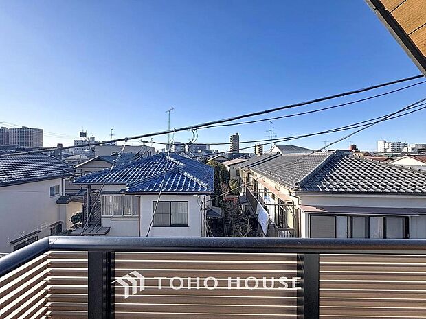 「穏やかな街並みの眺望」穏やかな街並みを一望しながら、爽やかな風と柔らかく降り注ぐ陽光を感じて頂けます。心地良い開放感が暮らしにゆとりと充足感をもたらします。