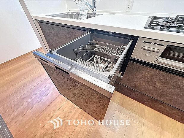 「ビルトインタイプ食器洗乾燥機」通常の手洗いでは使用出来ないほど高温のお湯や高圧水流を使うことにより汚れを効果的に落とすことができる。殺菌効果が非常に高く哺乳瓶などを使う家庭で需要が高く大変便利。