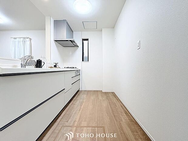 「使い勝手の良いシステムキッチン。」すべてスライド式の収納は調理器具等の取り出しも楽々です。奥のスペースまで有効に活用できます。