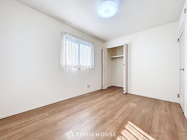 「すべてのお部屋に収納スペース完備」ほっと一息つけるような、安心して寛げる雰囲気の空間です。シンプルな内装は、時が経ちニーズが変わっても、フレキシブルに活用頂けます。
