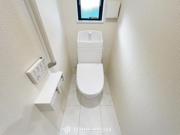 「温水洗浄便座付きトイレ」トイレは快適な温水洗浄便座付です。清潔感のあるホワイトで統一しました。いつも清潔な空間であって頂けるよう配慮された造りです。