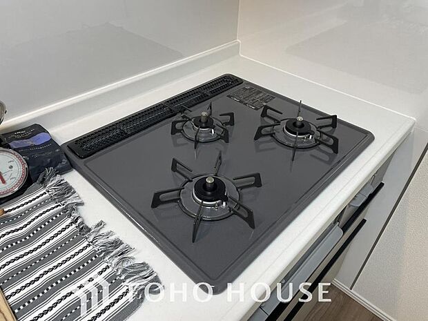 見た目に美しく使いやすさにも優れ、吹きこぼれ等のお掃除も簡単。3口コンロで忙しくても同時に調理ができるので便利ですね。