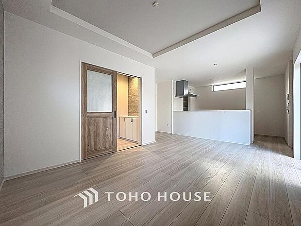 「会話弾むダイニング。」忙しい朝でも、しっかり家族が揃って食事をして頂けるゆとりある大きさのダイニングスペース。手料理をテーブルで囲む素敵な時間を存分に愉しんで下さい。