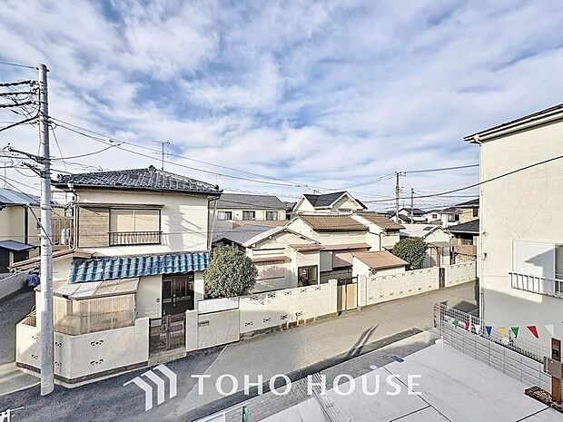 「穏やかな街並みの眺望」穏やかな街並みを一望しながら、爽やかな風と柔らかく降り注ぐ陽光を感じて頂けます。心地良い開放感が暮らしにゆとりと充足感をもたらします。