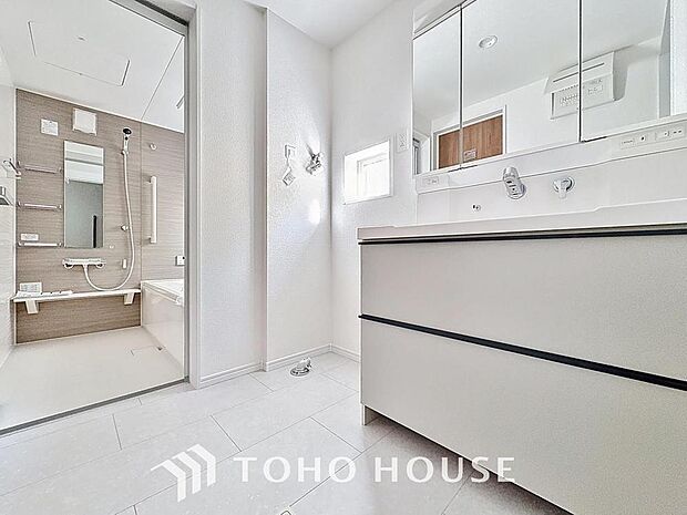 「清潔な印象の洗面室」明るく清潔感のある色調で纏められた洗面室は、機能性に富んだ三面鏡と使い勝手の良い収納を完備した洗面台を設置。洗濯機置場も完備し、大変充実しております。