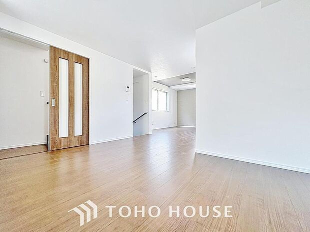 「憩いの場リビング」くつろぎを愉しむリビングルームは憩いの場となります。リビングとダイニングの空間機能を活かし、巧みに使い分ける発想が、ライフスタイルに新しいゆとりをもたらします。