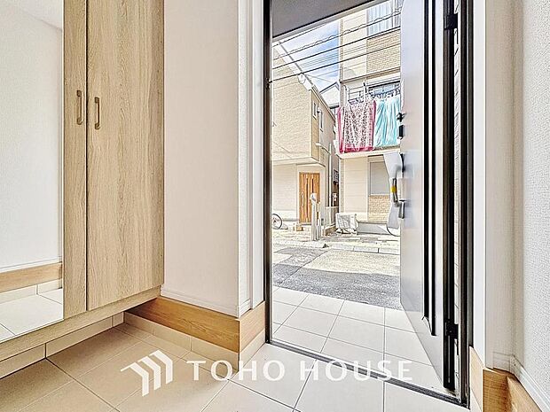 「玄関」清潔印象の玄関です。スペースを無駄なく活用し、使いやすいシューズボックスを設置しております。