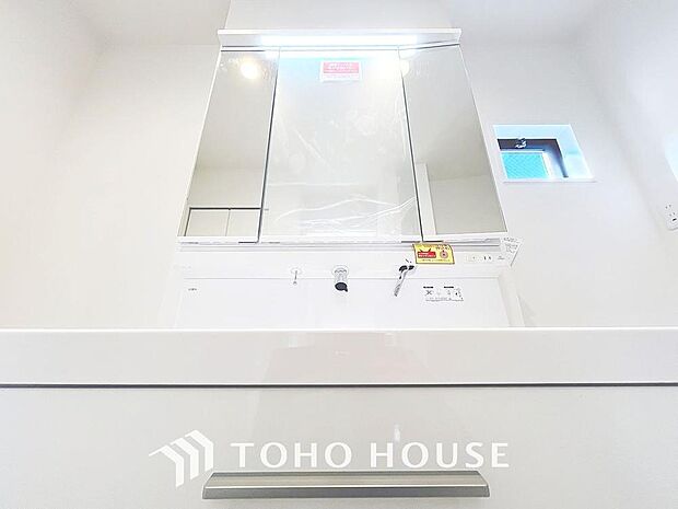 「洗面台」大きな鏡で朝の準備もばっちり。収納も多く、洗剤など日用品の保管にも便利です。