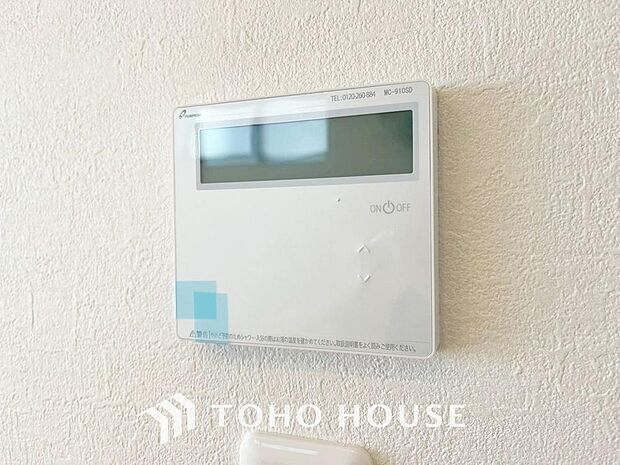 お風呂場と台所に操作リモコンがあり、キッチン近くにある給湯リモコンは、お料理の最中でもリビングで寛いでいるなかでもボタン一つで簡単に沸かせて便利ですね。