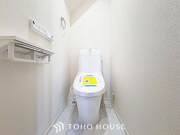 「温水洗浄便座付きトイレ」トイレは快適な温水洗浄便座付です。清潔感のあるホワイトで統一しました。いつも清潔な空間であって頂けるよう配慮された造りです。