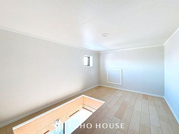 「屋根裏収納付き。豊富な収納スペースでお家広々。」あると便利な小屋裏収納付き。季節ごと、イベントごとにしか出さないような、使用頻度の低いモノの収納にはピッタリ。季節ものを整理するのに大活躍します。