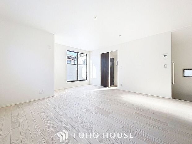 「寛ぎ空間。15.97帖リビング」空気感という居心地の良いＢＧＭは、心からのやすらぎと満足感を与えてくれます。通風と採光を考慮したリビングは地域の鼓動を感じながらお寛ぎ頂くことが可能です。