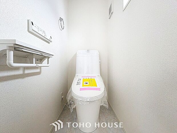 「温水洗浄便座付きトイレ」トイレは快適な温水洗浄便座付です。清潔感のあるホワイトで統一しました。いつも清潔な空間であって頂けるよう配慮された造りです。