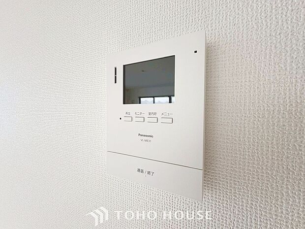 「見える安心」をカタチにしました。誰が来てもわかる様にモニター付きインターホンを設置。家事導線を考慮した個所に設置し、防犯性と利便性に優れ快適と安らぎを合わせた優しい設計。