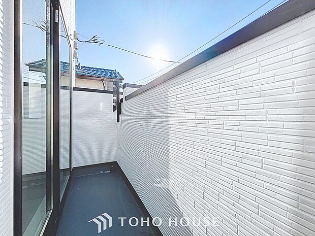 「バルコニー」都市型生活をより快適にコーディネートするかのように、周りの情景とマッチしたバルコニー。住まうご家族の心地よさを最優先したバルコニーでは様々な時間を楽しめます。