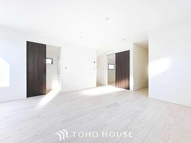 「リビングダイニング」家族の暮らしに思いを馳せて、日常のワンシーンを表現した空間。シンプルな機能美とスマートな空間美。家族みんなが自然体で過ごせる心地良さ生み出しています。