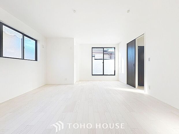 「3面採光で陽当たり・通風良好。寛ぎの空間リビング」毎日過ごす場所だからこそ、飽きのこないデザインが大事。本当に欲しい「寛げる空間」を実感して頂けます。