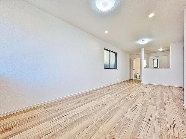 「南東向き。陽当たり通風良好の広々リビング。」毎日過ごす場所だからこそ、飽きのこないデザインが大事。本当に欲しい「寛げる空間」を実感して頂けます。