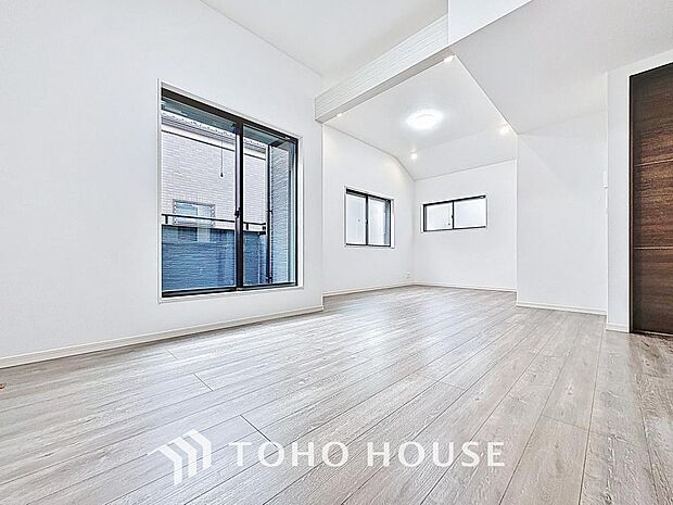 「寛ぎ空間。リビング」家族の会話や笑顔が行き交うリビングで、大きなソファやダイニングテーブルでゆったり食事をしたりくつろぎたい。そんな夢が叶えられる空間です。