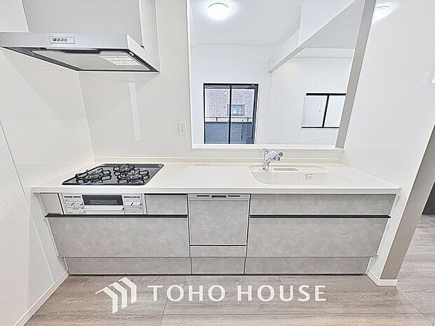 「家事時短の叶うキッチン◎」効率よくお料理ができる3口コンロ・食洗機・出し入れしやすいスライド収納を完備したシステムキッチン。確かな機能性を実感頂けます。