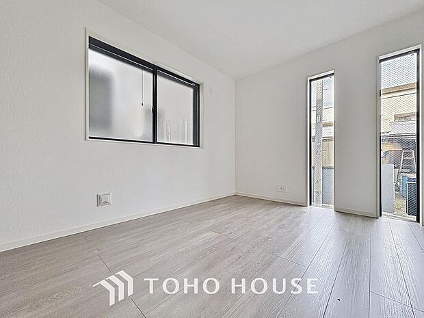 「6帖。ゆとりの主寝室。」主寝室は十分な広さに加えて、快適に目覚められるよう、大きな採光窓を設けました。