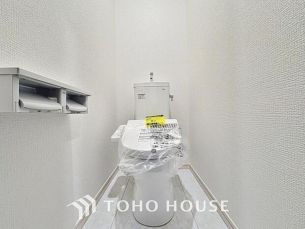 「温水洗浄便座付きトイレ」トイレは快適な温水洗浄便座付です。清潔感のあるホワイトで統一しました。いつも清潔な空間であって頂けるよう配慮された造りです。