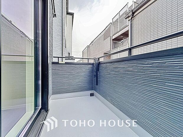 「南向き。バルコニー」都市型生活をより快適にコーディネートするかのように、周りの情景とマッチしたバルコニー。住まうご家族の心地よさを最優先したバルコニーでは様々な時間を楽しめます。