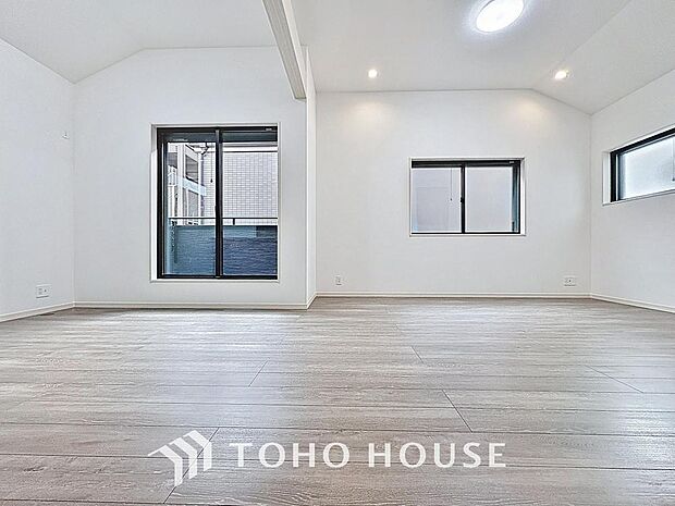 「団欒の場」大きな窓辺からの日差しが暖かい室内は、自然と住まう人の気分も明るくなり、リビングでの素敵なワンシーンが演出されます。