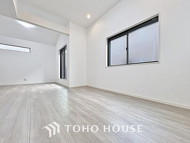 「穏やかな時が流れる癒しの空間」穏やかな光が明るくリビングルームを包みます。心地よい空間が、ご家族のかけがえのない時間に優しく寄り添います。