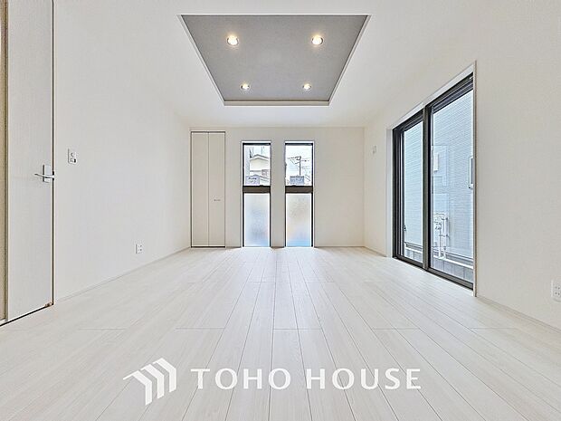 リビングも広く設け、訪れる人々を暖かく迎えてくれます。