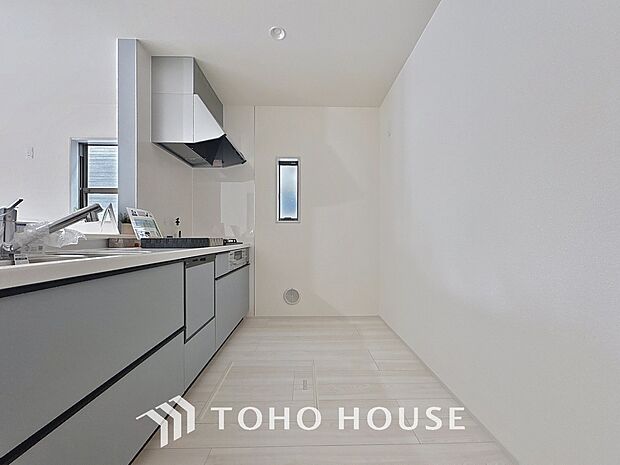 ご家族みんなで調理ができる位のスペースを実現したキッチン空間となっております。