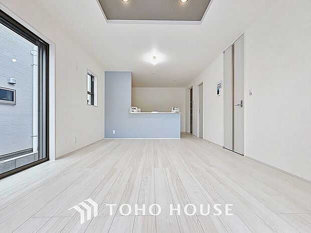 光が注がれる青い空から鮮やかに赤色にゆっくりと染まる。そんな優しい時間がここでは流れてゆく。