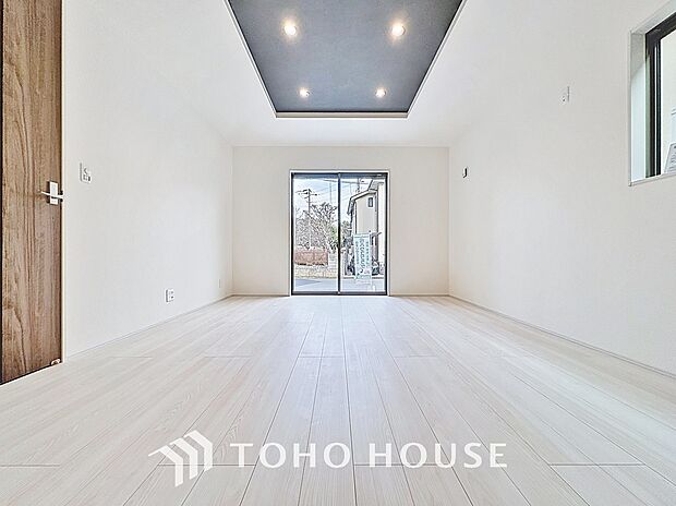 リビングも広く設け、訪れる人々を暖かく迎えてくれます。