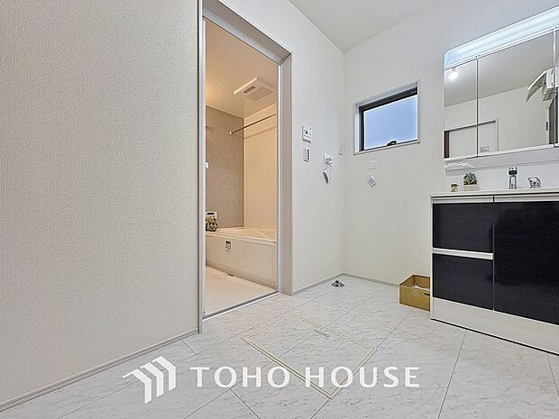 手で洗いたい大切な服など、広く使えると助かる洗面台は汚れの付きにくい形状と素材で造られております。