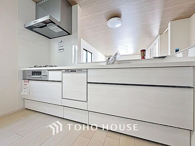 「家事時短の叶うキッチン◎」効率よくお料理ができる3口コンロ・食洗機・出し入れしやすいスライド収納を完備したシステムキッチン。確かな機能性を実感頂けます。