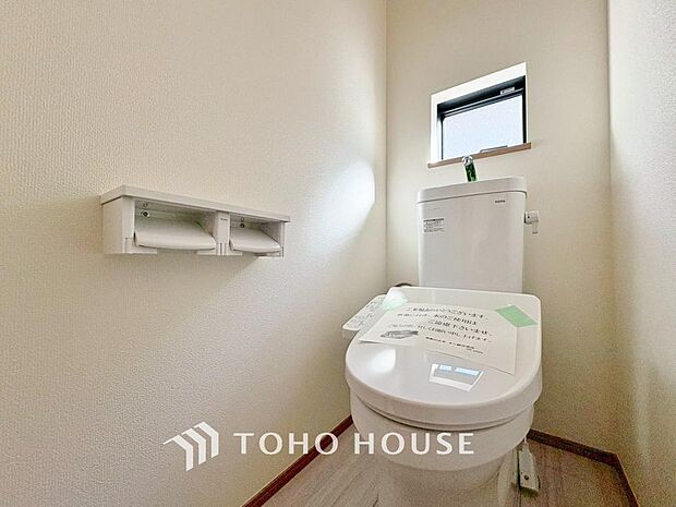 「温水洗浄便座付きトイレ」トイレは快適な温水洗浄便座付です。清潔感のあるホワイトで統一しました。いつも清潔な空間であって頂けるよう配慮された造りです。