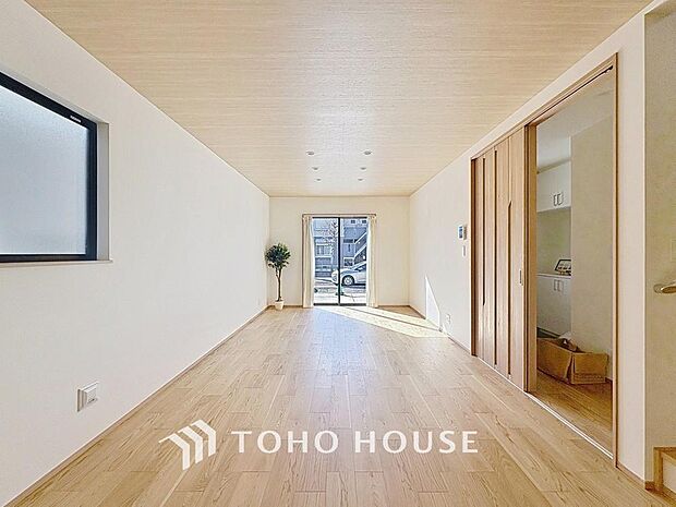 「団欒の場」忙しい朝でも、しっかり家族が揃って食事をして頂けるゆとりある大きさのダイニングスペース。手料理をテーブルで囲む素敵な時間を存分に愉しんで下さい。