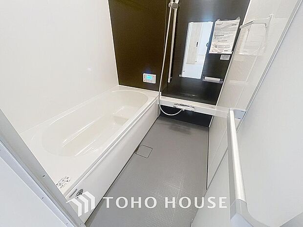 「バスルーム」一日の疲れを癒すバスルームは、心地よいリラックスを叶える清潔感溢れる空間です。