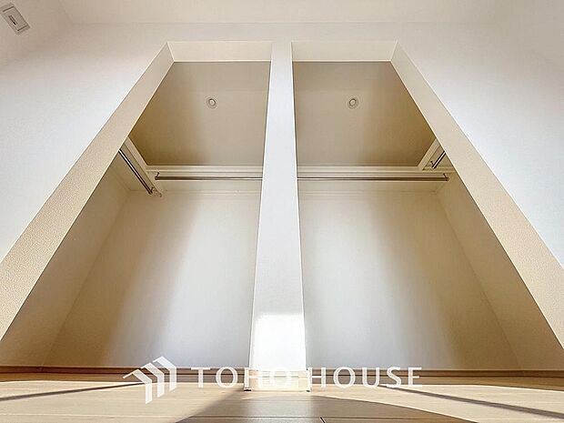 「たっぷり収納。ウォークインクローゼット」たっぷりと荷物が入るよう、ウォークインクローゼットを完備いたしました。画像と現地では大きさ、広さの感覚が違います。是非ご自分の目で確かめてください。