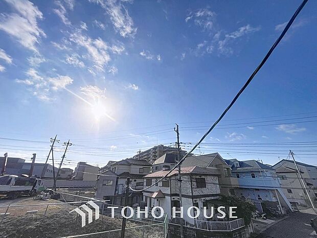 「穏やかな街並みの眺望」穏やかな街並みを一望しながら、爽やかな風と柔らかく降り注ぐ陽光を感じて頂けます。心地良い開放感が暮らしにゆとりと充足感をもたらします。