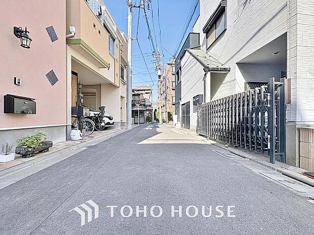 「前面道路」街並みや周辺の環境に呼応しながら、美しく、そして毎日の暮らしを考慮した機能性の高い住まい。