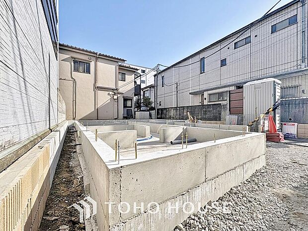 「木造サイディング・2階建ての住宅。」ただ「 住む 」だけじゃない。 気持ち良く住んで欲しい気持ちをこめて・・・。 お家の事、街の事、お金の事、 何でも相談して下さい。