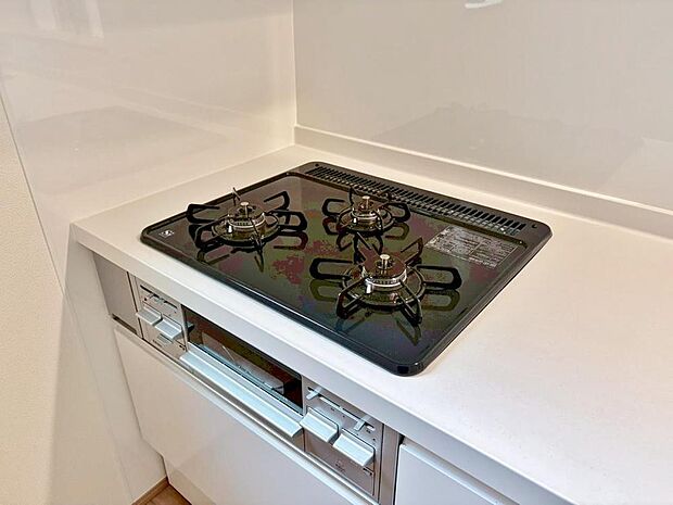 毎日料理をする、料理が好き、家族が多くて量を作る必要がある、等の方々にとっては必須の3口コンロ。同時進行で効率アップはもちろん鍋を移動する回数が減り、無駄な動きを軽減することが出来ます。