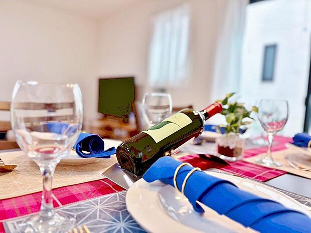 「居心地の良い南東向きで明るいリビング。」居心地の良いリビングダイニングには自然と家族みんなが集まってきます。明るく穏やかな空気のなかで飲んだり、食べたり、笑ったり。