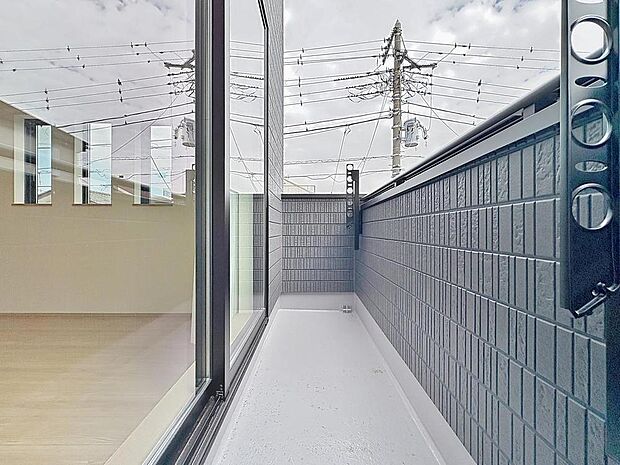 「バルコニー」都市型生活をより快適にコーディネートするかのように、周りの情景とマッチしたバルコニー。住まうご家族の心地よさを最優先したバルコニーでは様々な時間を楽しめます。