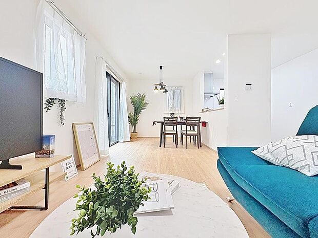 「のんびり過ごせる16.62帖LDK」朝は爽やかな日差しを浴びながら、家族みんなでおいしい朝食。昼下がりには読書やお昼寝でもしながらのんびりと過ごすひと時。家族が集まる空間を、一番明るい空間に。