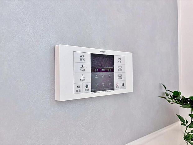 お風呂場と台所に操作リモコンがあり、キッチン近くにある給湯リモコンは、お料理の最中でもリビングで寛いでいるなかでもボタン一つで簡単に沸かせて便利ですね。